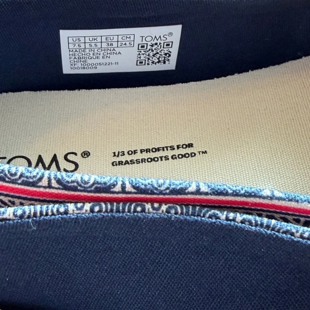 NWT TOMS Women’s Alpargata indigo Floral Hmong print Shoes Sz 7.5 - Picture 4 of 10